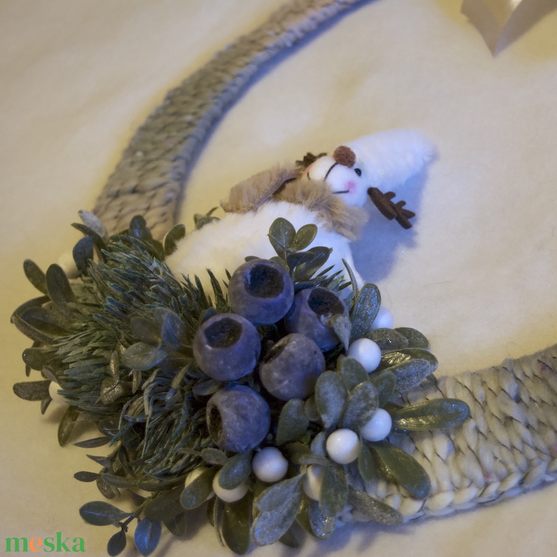 Felemás beige-hamvas kopogtató szarvas figurával - karácsony - karácsonyi lakásdekoráció - karácsonyi ajtódíszek - Meska.hu