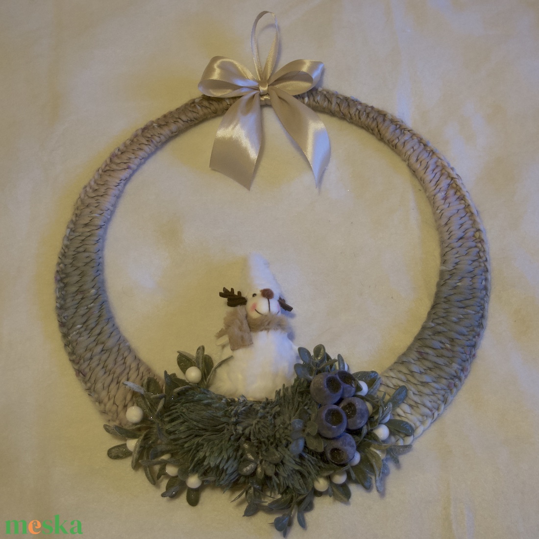 Felemás beige-hamvas kopogtató szarvas figurával - karácsony - karácsonyi lakásdekoráció - karácsonyi ajtódíszek - Meska.hu