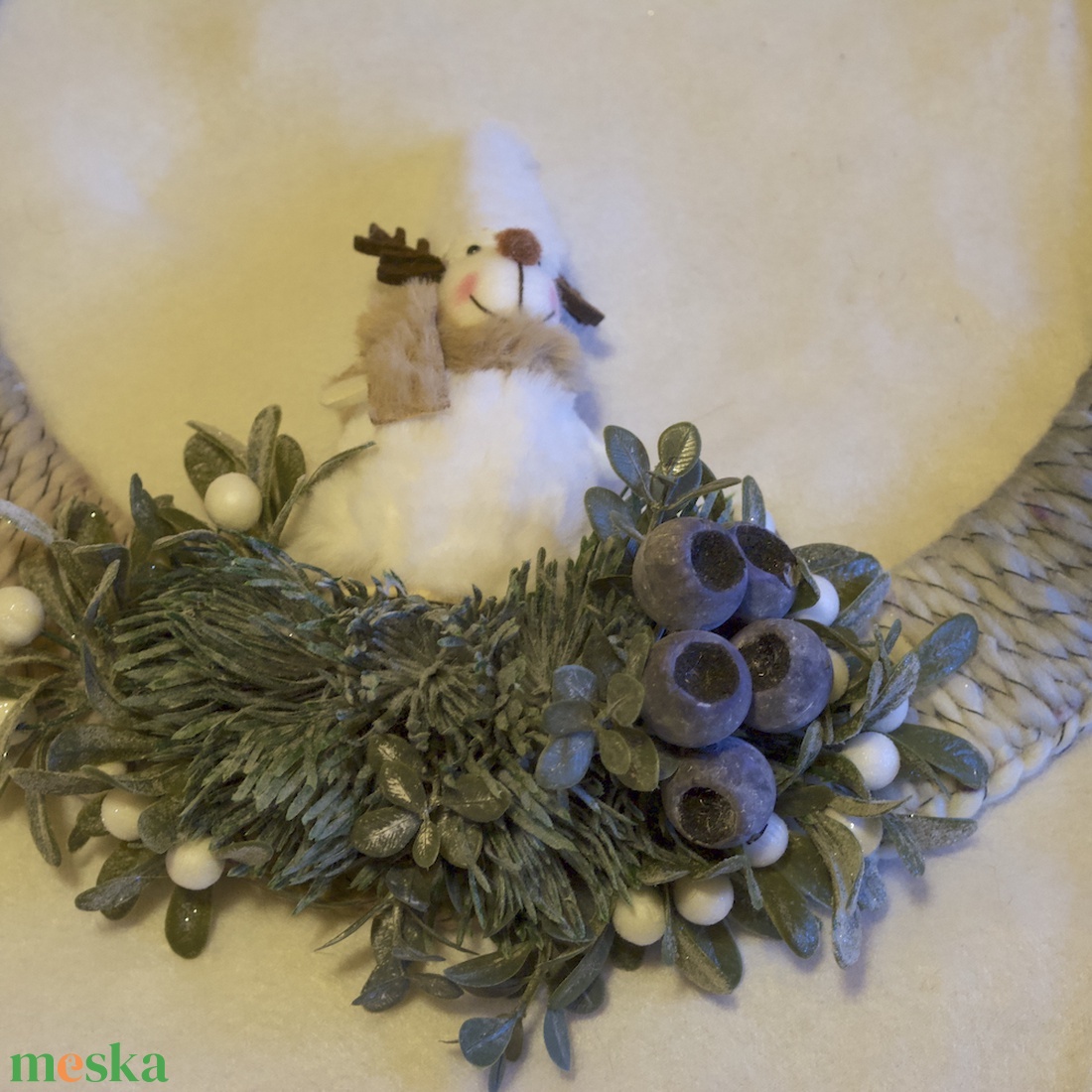 Felemás beige-hamvas kopogtató szarvas figurával - karácsony - karácsonyi lakásdekoráció - karácsonyi ajtódíszek - Meska.hu