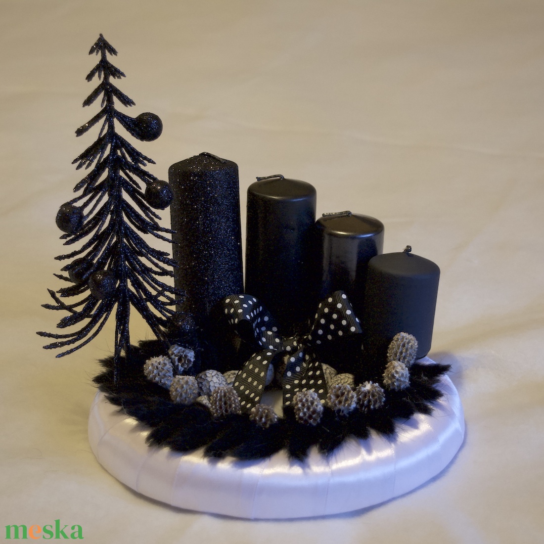 Black and White Advent - visszafogottan extrém, mégis ünnepi hangulatban - karácsony - adventi díszek - adventi koszorú - Meska.hu