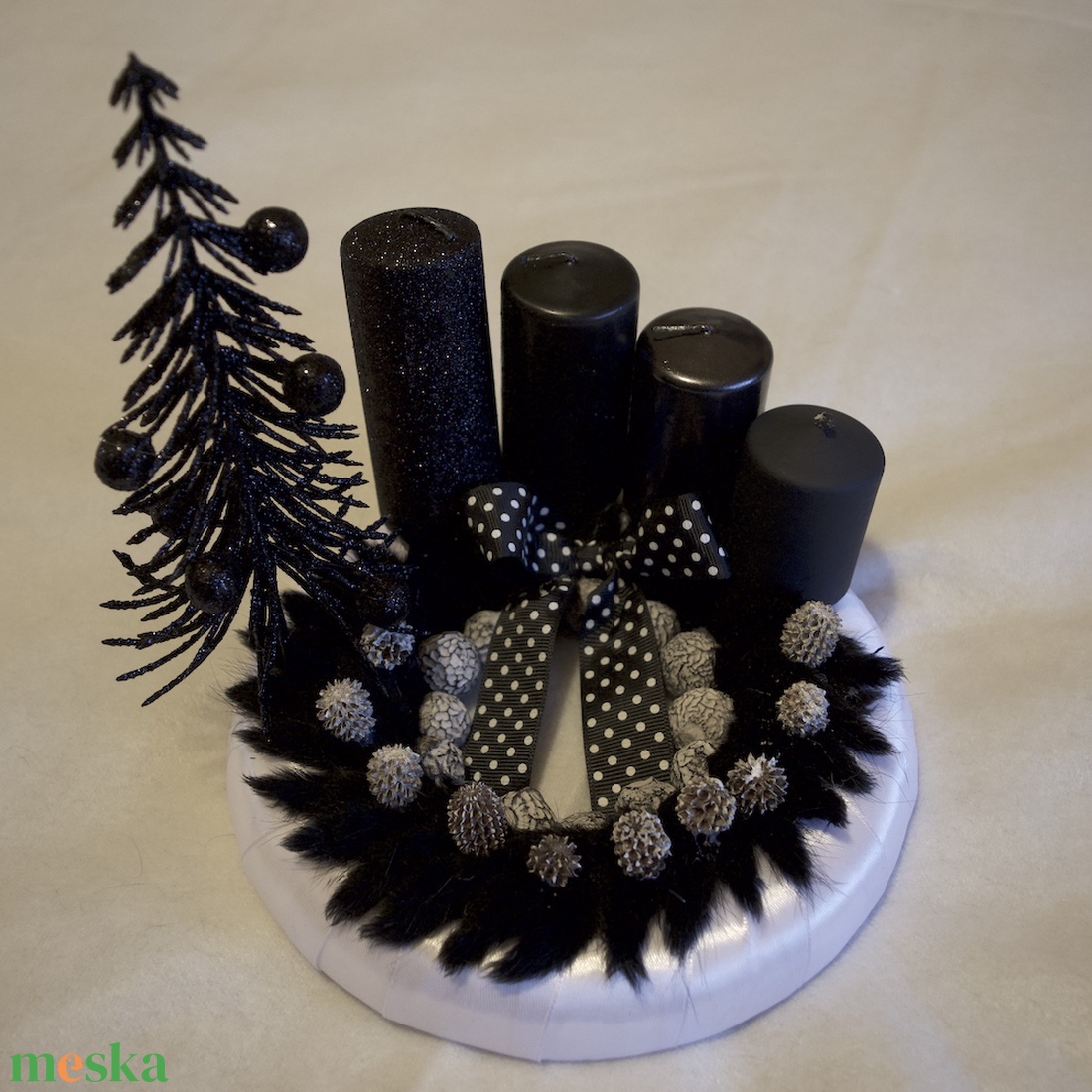 Black and White Advent - visszafogottan extrém, mégis ünnepi hangulatban - karácsony - adventi díszek - adventi koszorú - Meska.hu