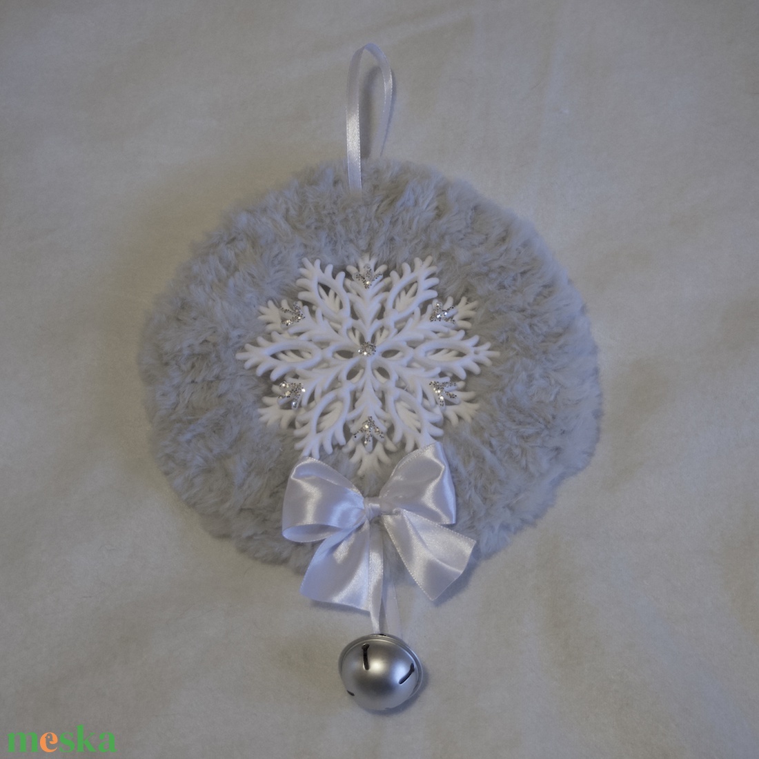 Szürke hópihe-puha - karácsony - karácsonyi lakásdekoráció - karácsonyi ajtódíszek - Meska.hu