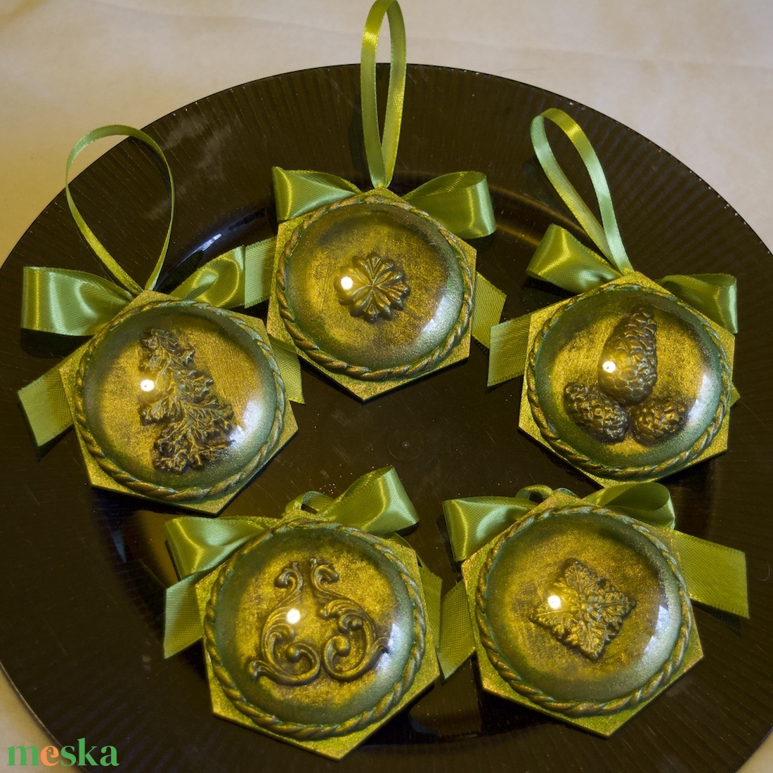 Egyedi karácsonyfadíszek � kétoldalas, mesés részletekkel - karácsony - karácsonyi lakásdekoráció - karácsonyfadíszek - Meska.hu