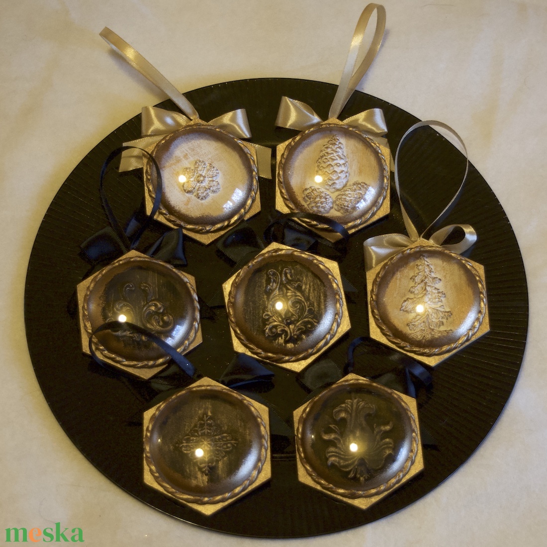 Egyedi karácsonyfadíszek � kétoldalas, mesés részletekkel - karácsony - karácsonyi lakásdekoráció - karácsonyfadíszek - Meska.hu