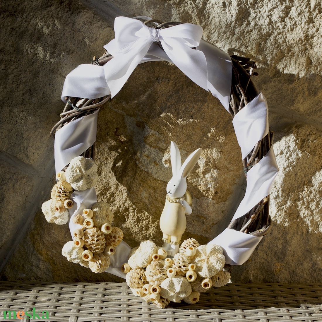 Tojás alakú ajtódísz, fehér nyuszi figurával - ünnepi díszek, dekorációk - húsvéti díszek és dekorációk - húsvéti ajtódísz, kopogtató - Meska.hu