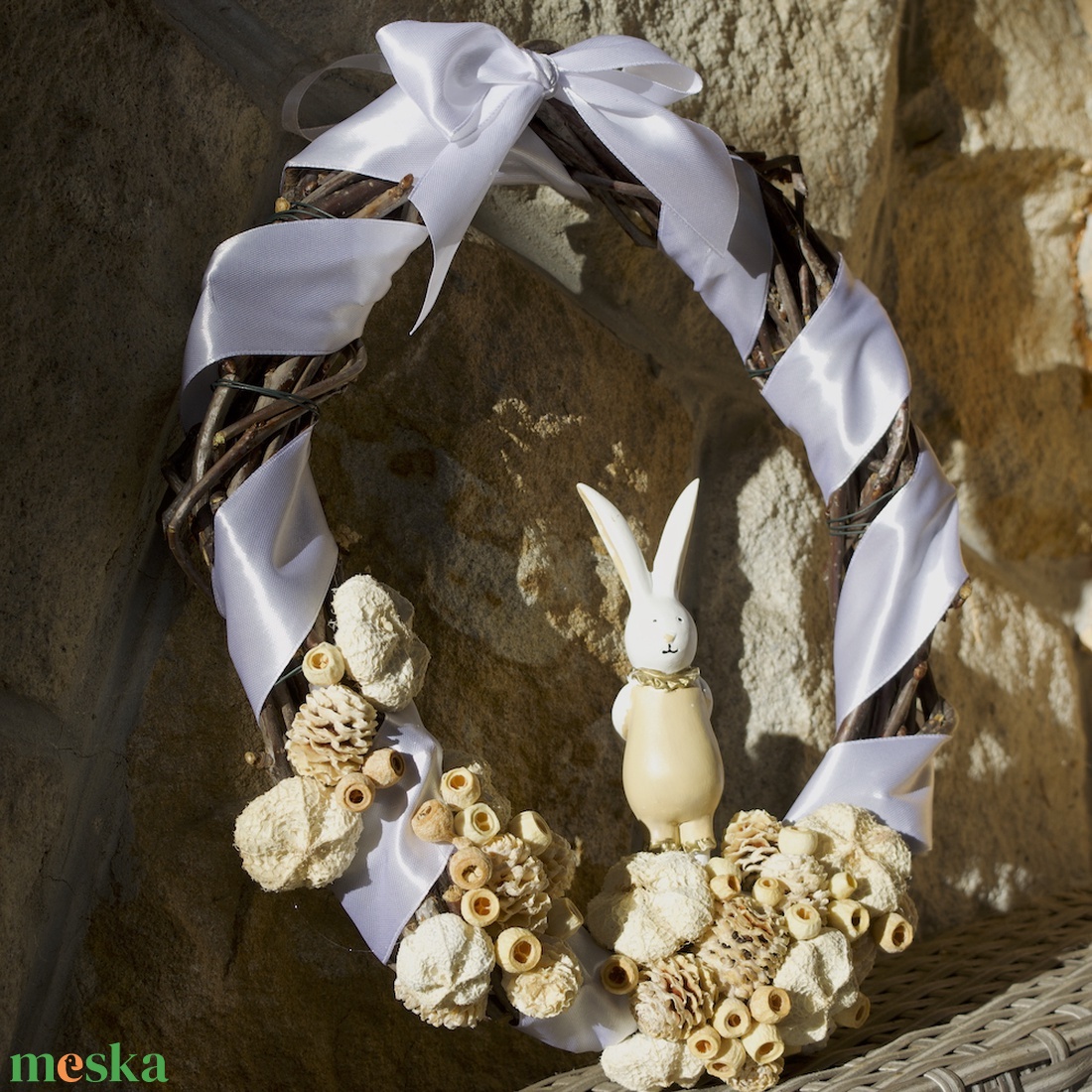 Tojás alakú ajtódísz, fehér nyuszi figurával - ünnepi díszek, dekorációk - húsvéti díszek és dekorációk - húsvéti ajtódísz, kopogtató - Meska.hu