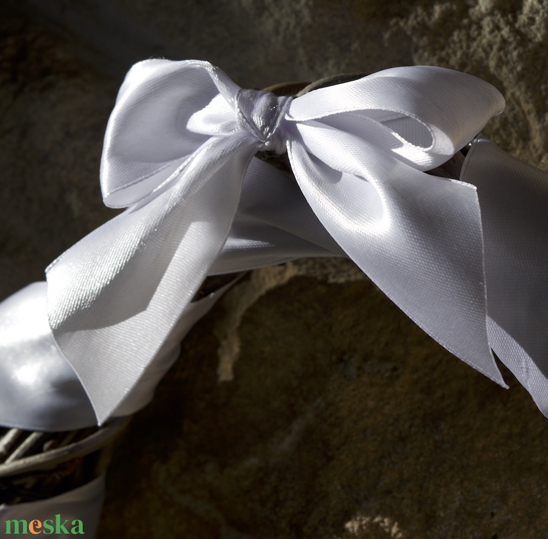 Tojás alakú ajtódísz, fehér nyuszi figurával - ünnepi díszek, dekorációk - húsvéti díszek és dekorációk - húsvéti ajtódísz, kopogtató - Meska.hu