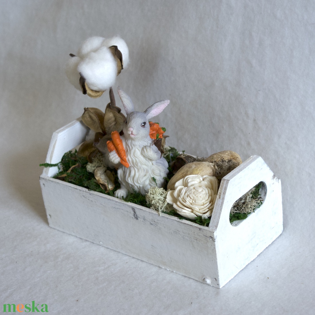 Nyuszis húsvéti asztaldísz füles ládikában - ünnepi díszek, dekorációk - húsvéti díszek és dekorációk - húsvéti asztaldíszek - Meska.hu
