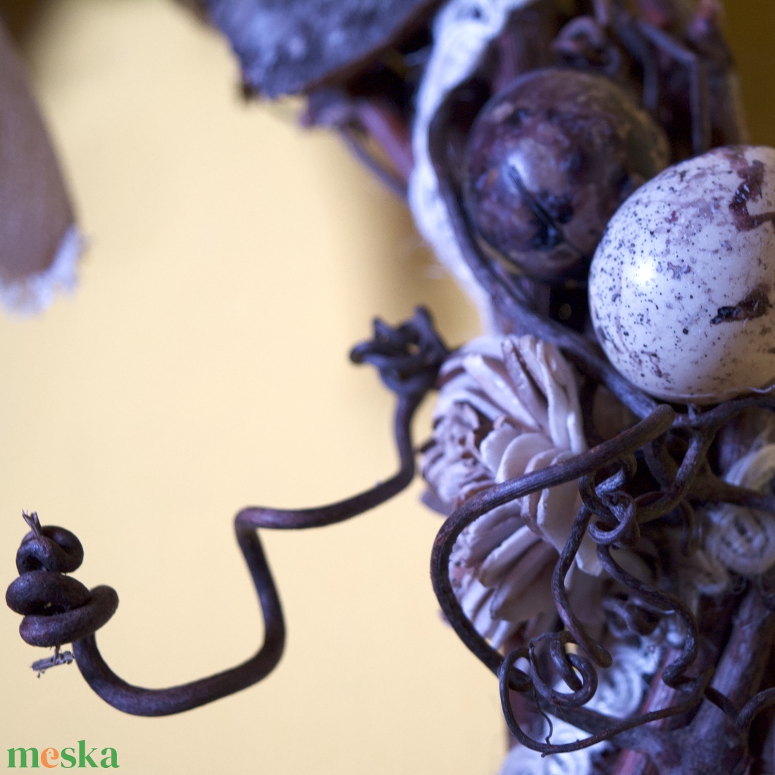 Tavaszi, húsvéti kopogtató szőlőből készült alapon - ünnepi díszek, dekorációk - húsvéti díszek és dekorációk - húsvéti ajtódísz, kopogtató - Meska.hu