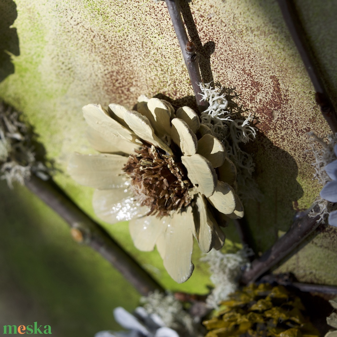 Tavaszi-húsvéti fali/ajtódísz tobozvirágokkal - ünnepi díszek, dekorációk - húsvéti díszek és dekorációk - húsvéti ajtódísz, kopogtató - Meska.hu