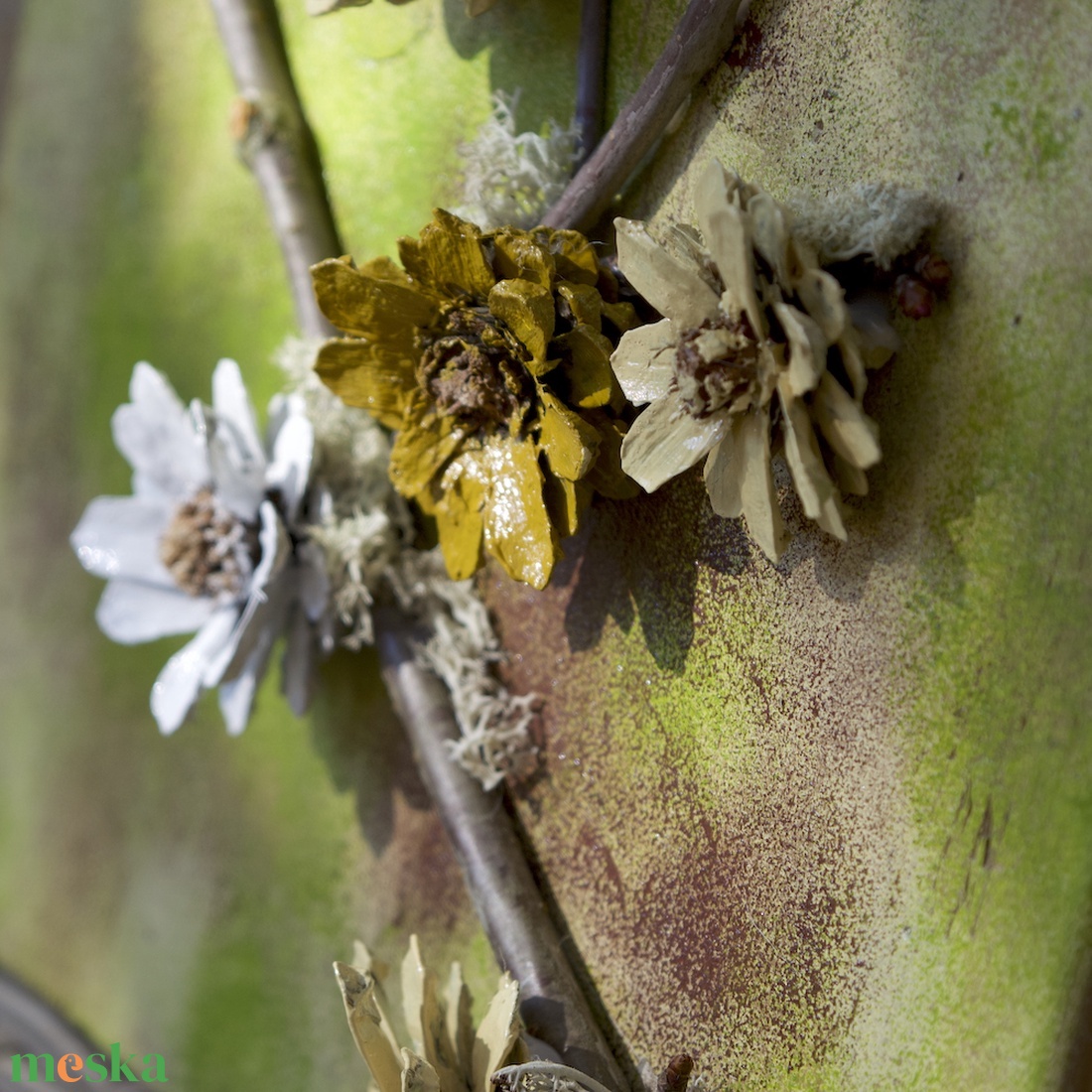 Tavaszi-húsvéti fali/ajtódísz tobozvirágokkal - ünnepi díszek, dekorációk - húsvéti díszek és dekorációk - húsvéti ajtódísz, kopogtató - Meska.hu