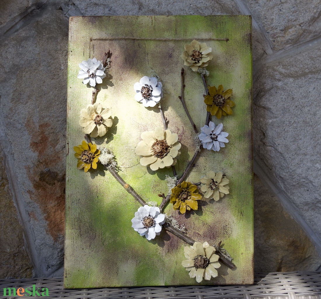 Tavaszi-húsvéti fali/ajtódísz tobozvirágokkal - ünnepi díszek, dekorációk - húsvéti díszek és dekorációk - húsvéti ajtódísz, kopogtató - Meska.hu