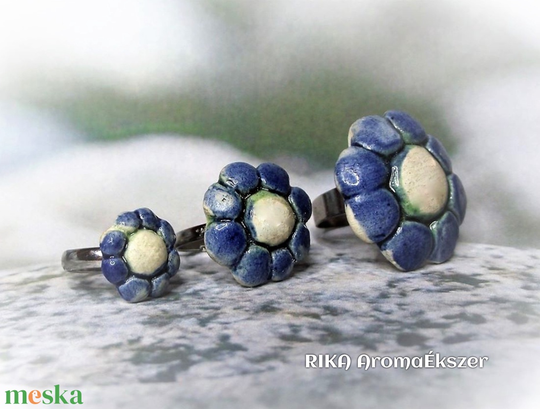 Flóra - Illatosítható kék virágos kerámiagyűrű - Ajándék nőknek névnapra születésnapra  - ékszer - gyűrű - szoliter gyűrű - Meska.hu
