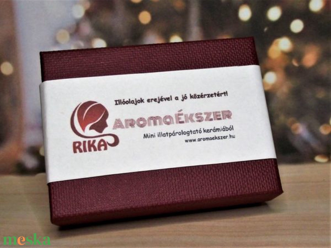 AUTÓ ILLATOSÍTÓ - KULCSTARTÓ - LAKÁSILLATOSÍTÓ Aromaterápiás kerámia medállal Ajándék férfiaknak  - táska & tok - kulcstartó & táskadísz - kulcstartó - Meska.hu