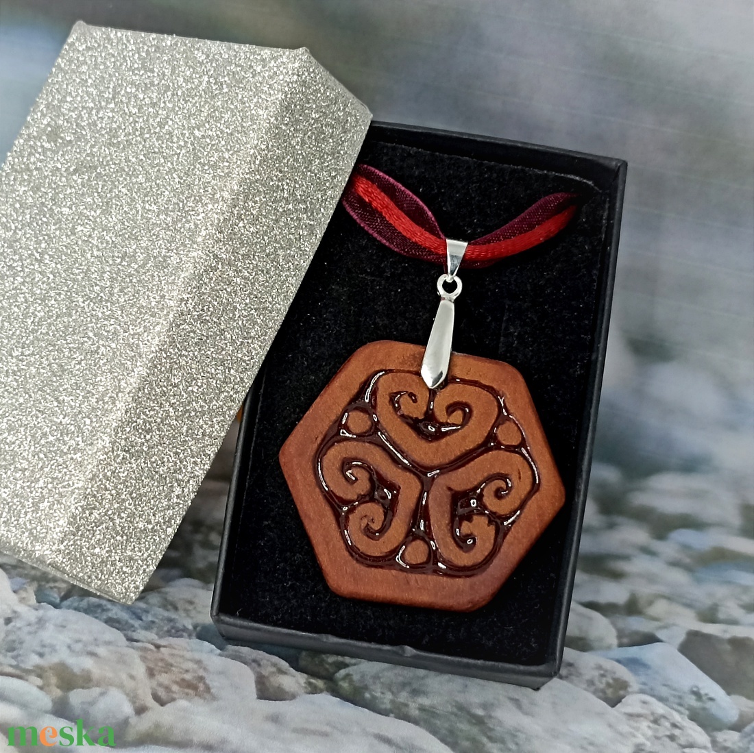 Aroma nyaklánc hatszög alakú illatosítható kerámia medállal díszdobozban - ékszer - nyaklánc - medálos nyaklánc - Meska.hu