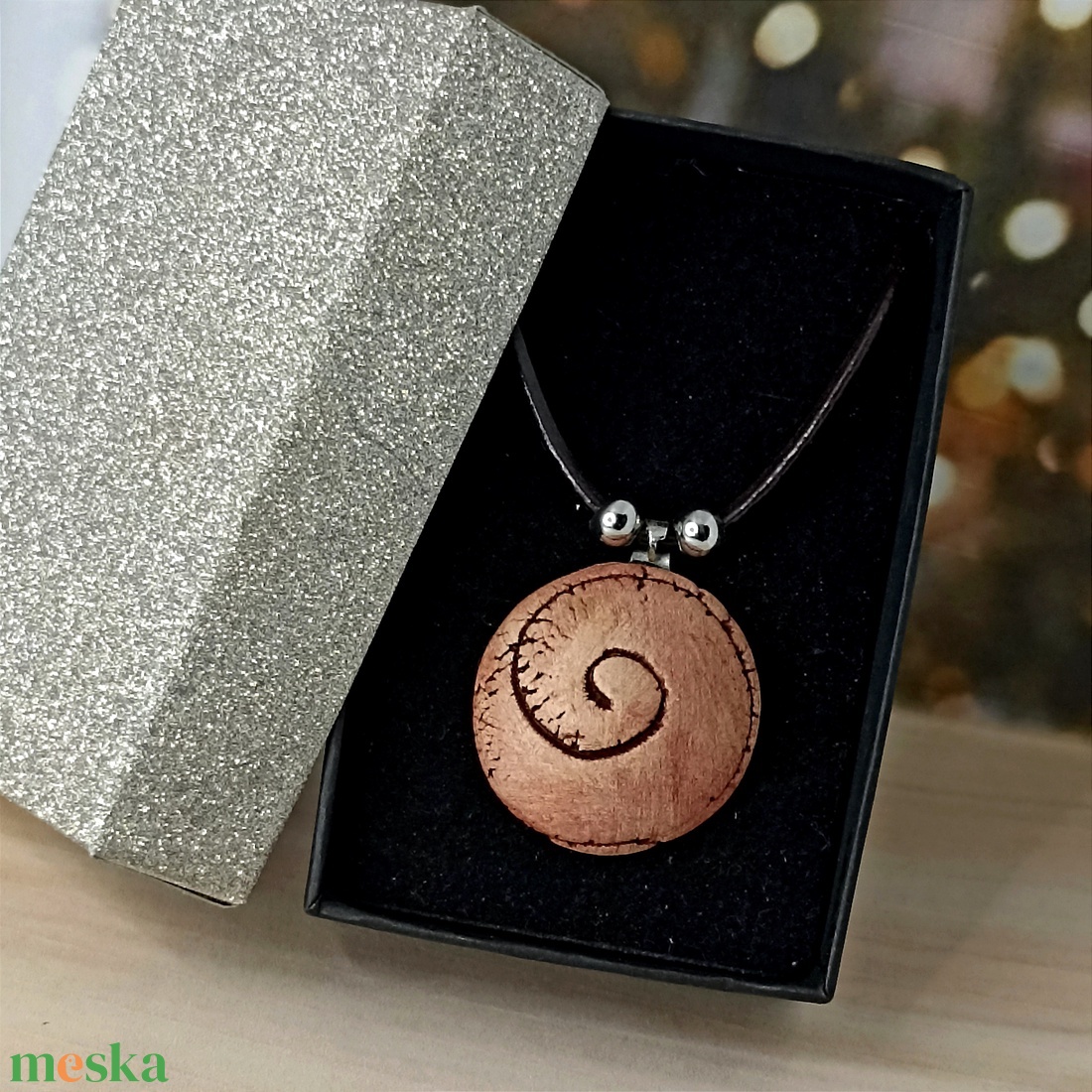 Aromanyaklánc illatosítható spirál motívumos kerámiamedállal díszdobozban ajándék illóolajjal - ékszer - nyaklánc - medálos nyaklánc - Meska.hu