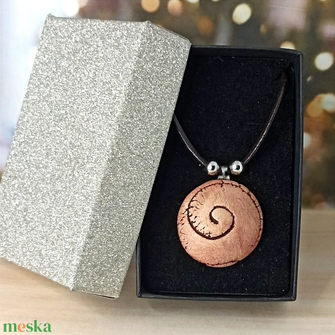 Aromanyaklánc illatosítható spirál motívumos kerámiamedállal díszdobozban ajándék illóolajjal - ékszer - nyaklánc - medálos nyaklánc - Meska.hu