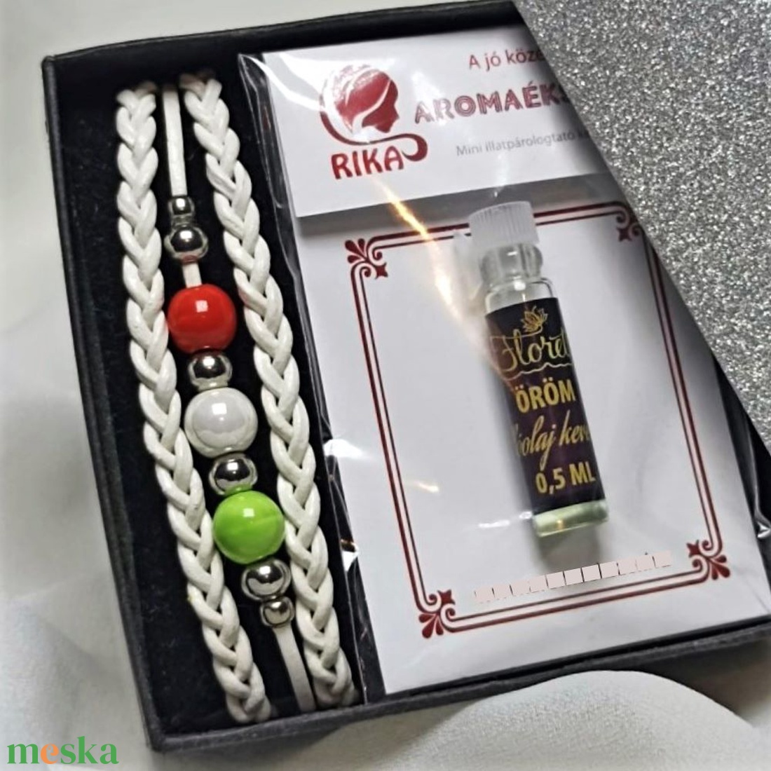 TRICOLOR Aroma Kerámiagyöngyös bőrfonatos karkötő és illóolaj szett exkluzív díszdobozban - ékszer - karkötő - fonott karkötő - Meska.hu TRICOLOR Aroma Kerámiagyöngyös bőrfonatos karkötő és illóolaj szett exkluzív díszdobozban - ékszer - karkötő - fonott karkötő - Meska.hu