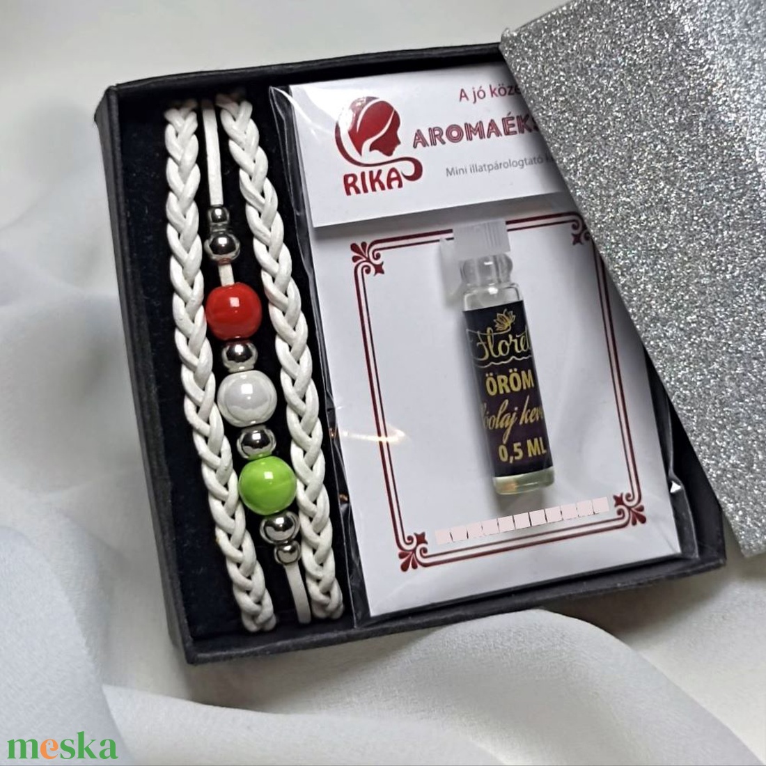 TRICOLOR Aroma Kerámiagyöngyös bőrfonatos karkötő és illóolaj szett exkluzív díszdobozban - ékszer - karkötő - fonott karkötő - Meska.hu TRICOLOR Aroma Kerámiagyöngyös bőrfonatos karkötő és illóolaj szett exkluzív díszdobozban - ékszer - karkötő - fonott karkötő - Meska.hu