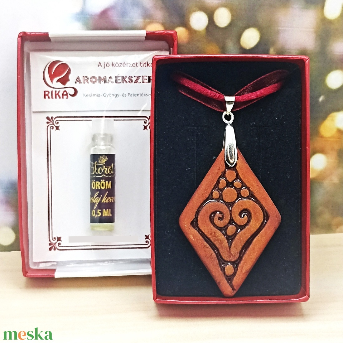 Aroma nyaklánc rombusz alakú illatosítható kerámia medállal díszdobozban ajándék illóolajjal - ékszer - nyaklánc - medálos nyaklánc - Meska.hu