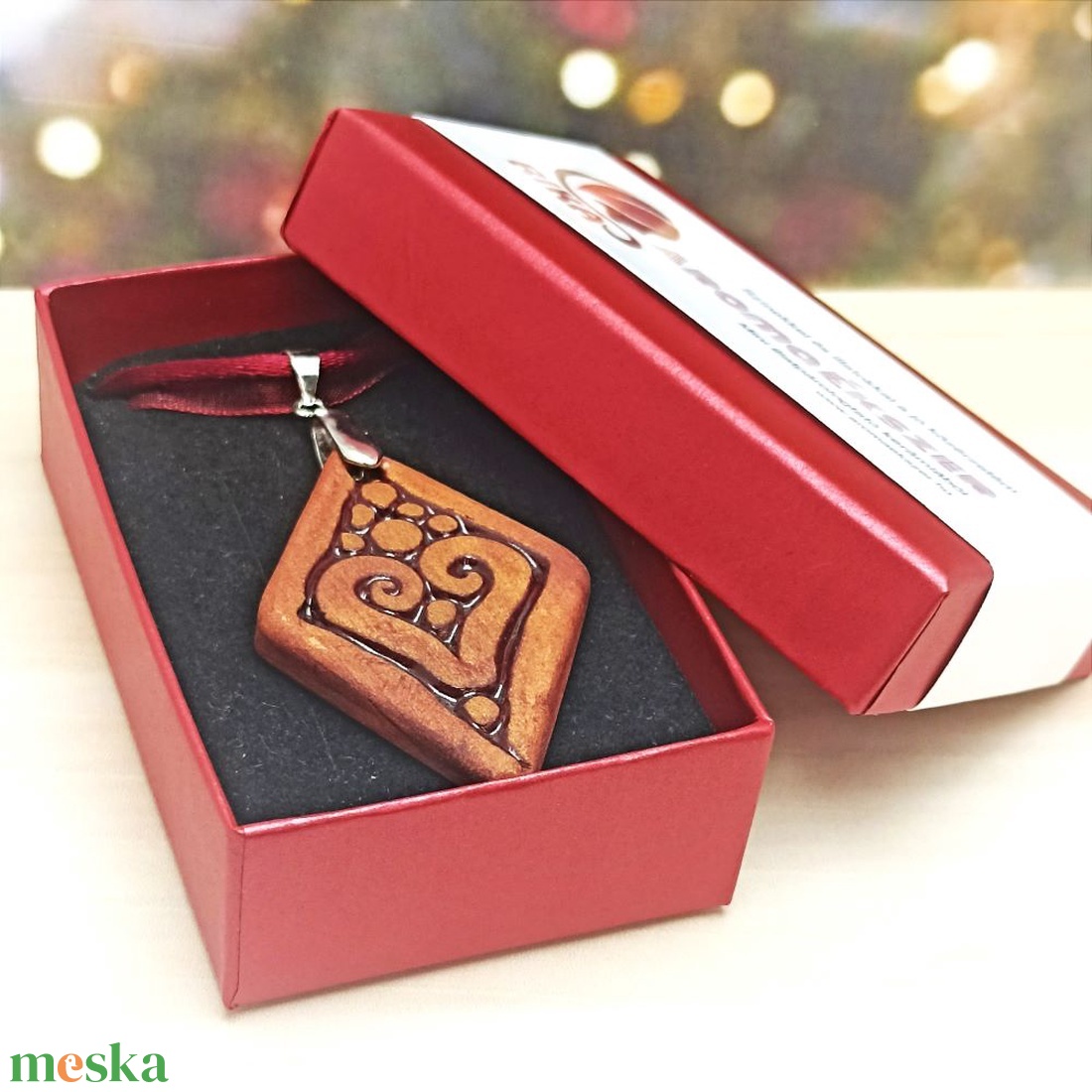 Aroma nyaklánc rombusz alakú illatosítható kerámia medállal díszdobozban ajándék illóolajjal - ékszer - nyaklánc - medál - Meska.hu