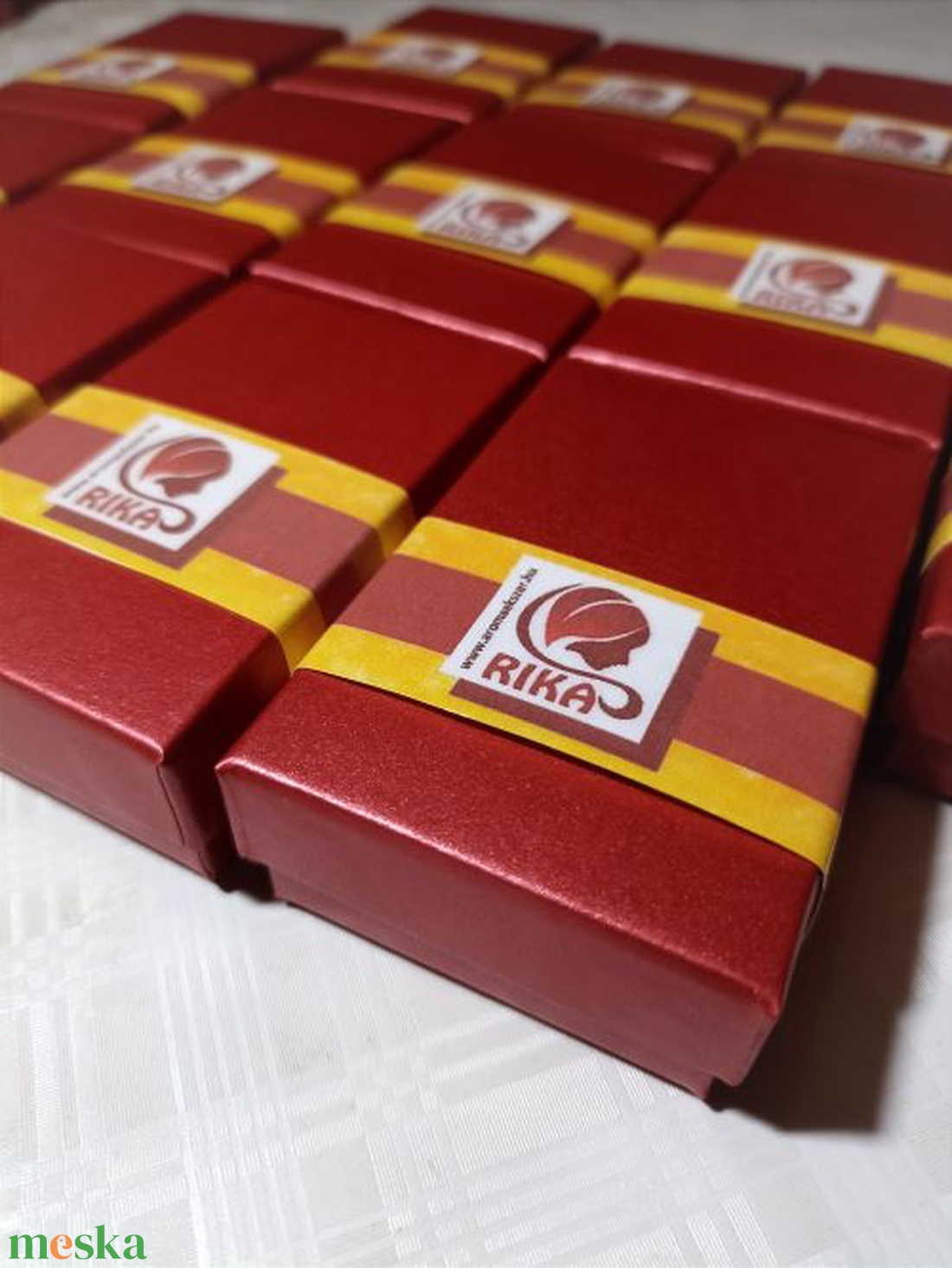 Aroma nyaklánc ovális illatosítható kerámia medállal díszdobozban ajándék illóolajjal - ékszer - nyaklánc - medálos nyaklánc - Meska.hu