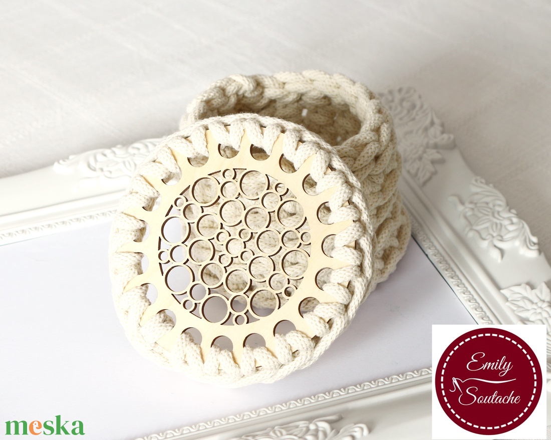 Horgolt tároló, bármitartó, ékszertartó, hajdísz tároló, fa alapú, buborék mintás, fedeles tároló, krém színű - otthon & életmód - tárolás & rendszerezés - tárolókosár - Meska.hu
