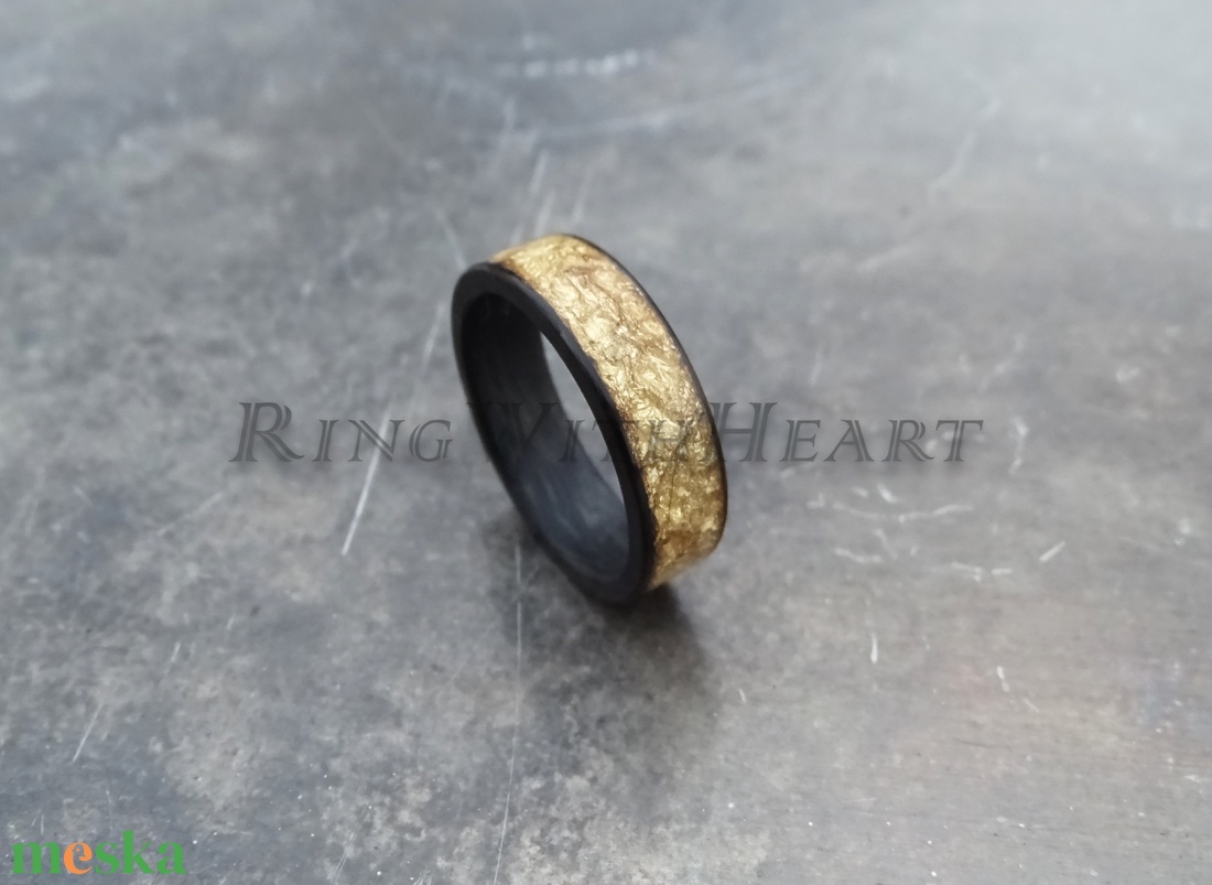 Kovácsolt karbon gyűrű 24 karátos arany fóliával - esküvő - ékszer - karikagyűrű - Meska.hu