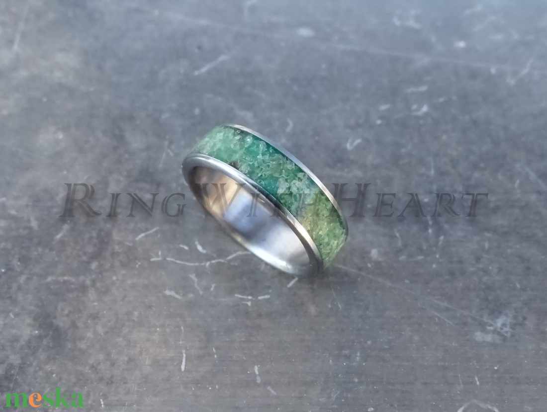 Titán vagy nemesacél gyűrű peridottal, peridot gyűrű, jegygyűrű, eljegyzési gyűrű, karácsonyi ajándék - esküvő - ékszer - karikagyűrű - Meska.hu