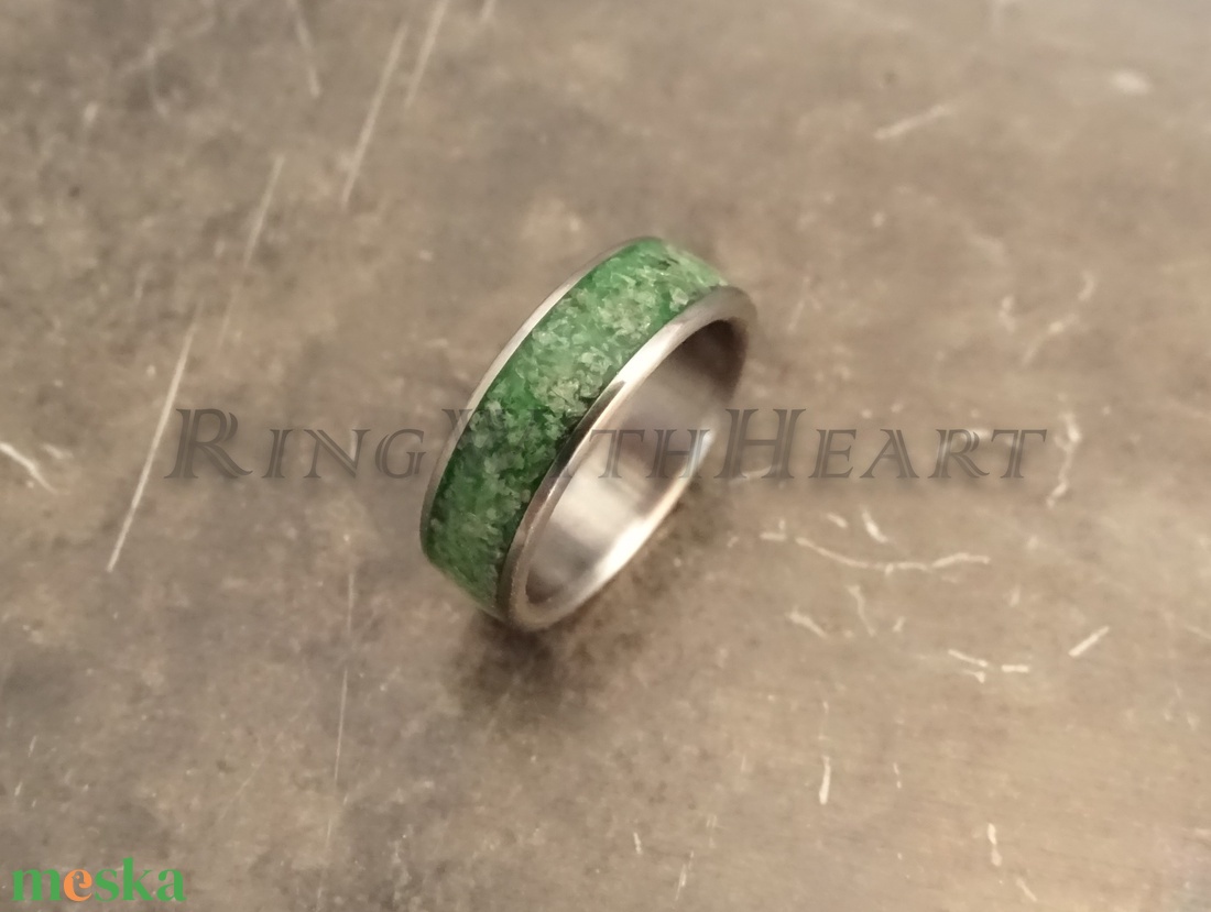 Titán vagy nemesacél gyűrű peridottal, peridot gyűrű, jegygyűrű, eljegyzési gyűrű, karácsonyi ajándék - esküvő - ékszer - karikagyűrű - Meska.hu