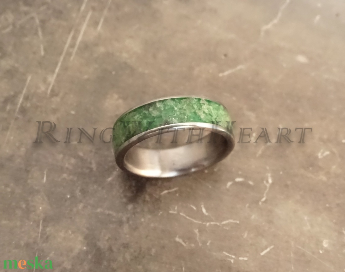 Titán vagy nemesacél gyűrű peridottal, peridot gyűrű, jegygyűrű, eljegyzési gyűrű, karácsonyi ajándék - esküvő - ékszer - karikagyűrű - Meska.hu