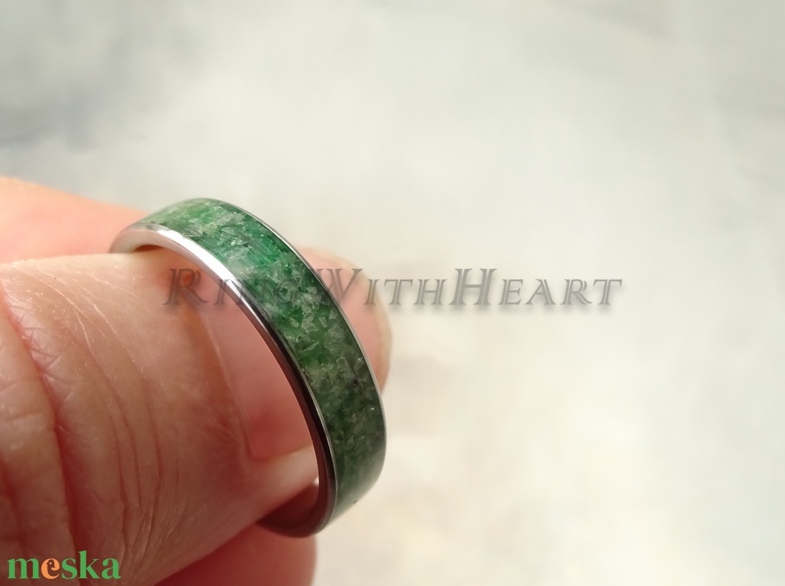 Titán vagy nemesacél gyűrű peridottal, peridot gyűrű, jegygyűrű, eljegyzési gyűrű, karácsonyi ajándék - esküvő - ékszer - karikagyűrű - Meska.hu