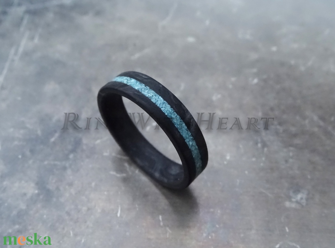 Kovácsolt karbon gyűrű türkizzel, türkiz gyűrű, jegygyűrű, eljegyzési gyűrű, ballagási ajándék, apák napja, születésnap - esküvő - ékszer - karikagyűrű - Meska.hu
