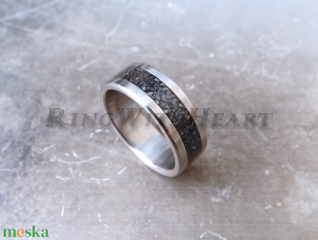 Titán vagy nemesacél gyűrű hematittal, hematit gyűrű, jegygyűrű, eljegyzési gyűrű, férfi karikagyűrű - esküvő - ékszer - karikagyűrű - Meska.hu