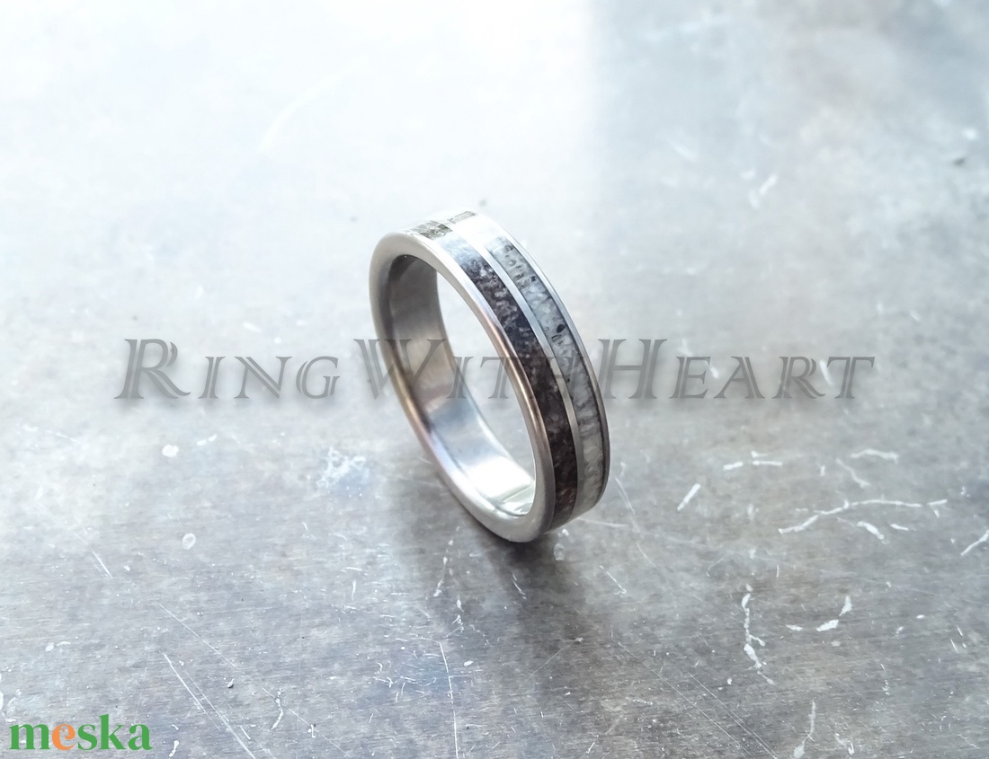 Titán vagy nemesacél gyűrű dinoszaurusz fosszíliával és aganccsal, agancs gyűrű, jegygyűrű, eljegyzési gyűrű, apák napja - esküvő - ékszer - karikagyűrű - Meska.hu