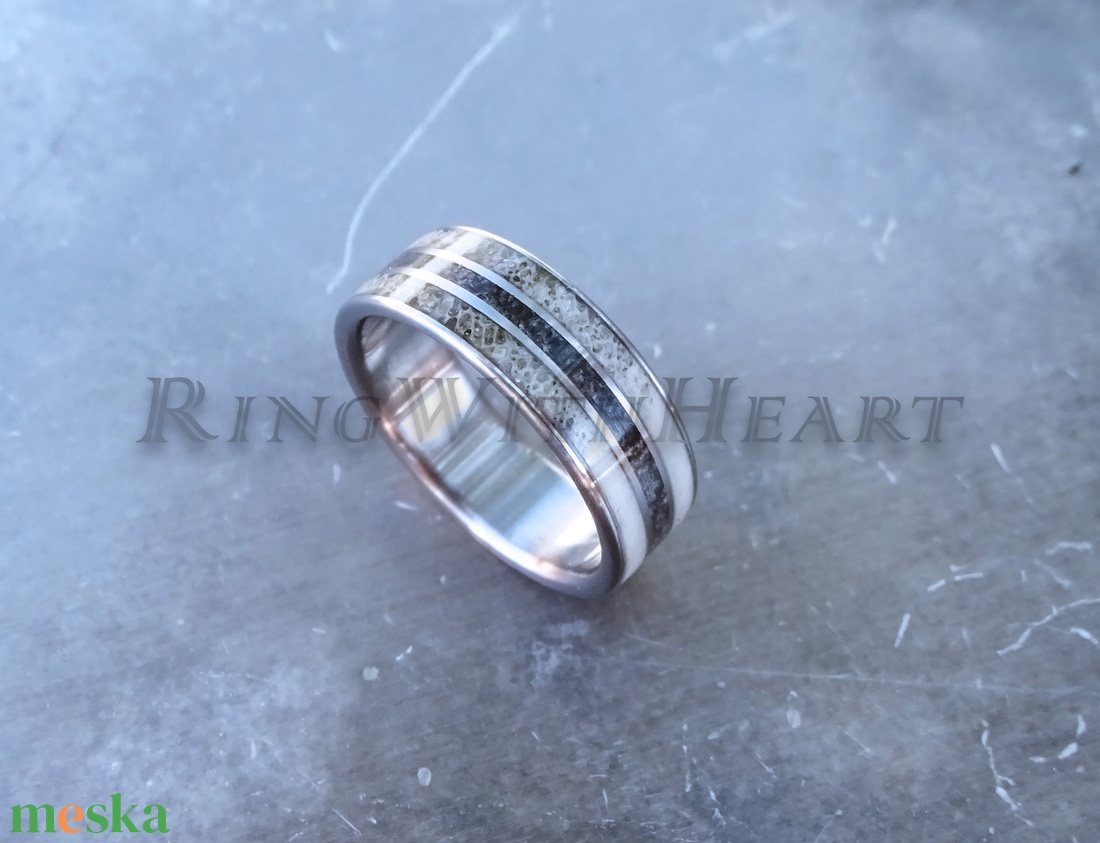 Titán vagy nemesacél gyűrű dinoszaurusz fosszíliával és aganccsal, agancs gyűrű, jegygyűrű, eljegyzés, vadász ajándék - esküvő - ékszer - karikagyűrű - Meska.hu