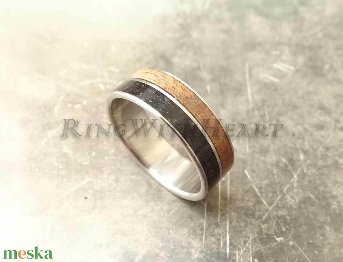 Titán vagy nemesacél gyűrű diófával és fekete turmalinnal, turmalin gyűrű, jegygyűrű, eljegyzési gyűrű, diófa gyűrű - esküvő - ékszer - karikagyűrű - Meska.hu
