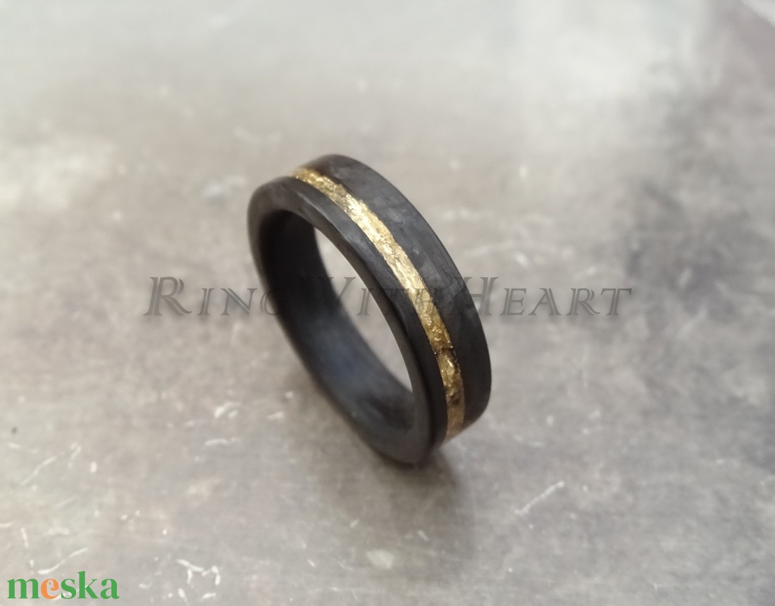 Kovácsolt karbon gyűrű 24 karátos arany fóliával, extra könnyű gyűrű, fekete jegygyűrű, eljegyzési gyűrű, antiallergén - esküvő - ékszer - karikagyűrű - Meska.hu