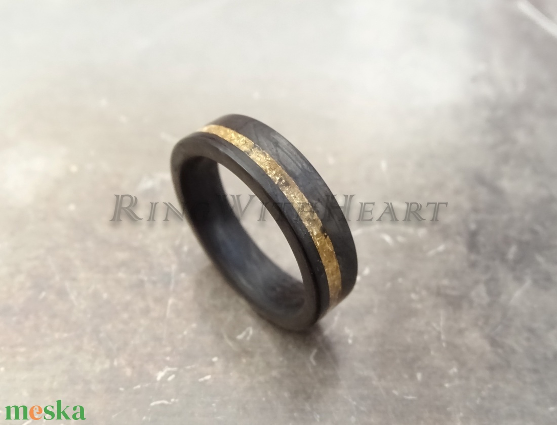 Kovácsolt karbon gyűrű 24 karátos arany fóliával, extra könnyű gyűrű, fekete jegygyűrű, eljegyzési gyűrű, antiallergén - esküvő - ékszer - karikagyűrű - Meska.hu