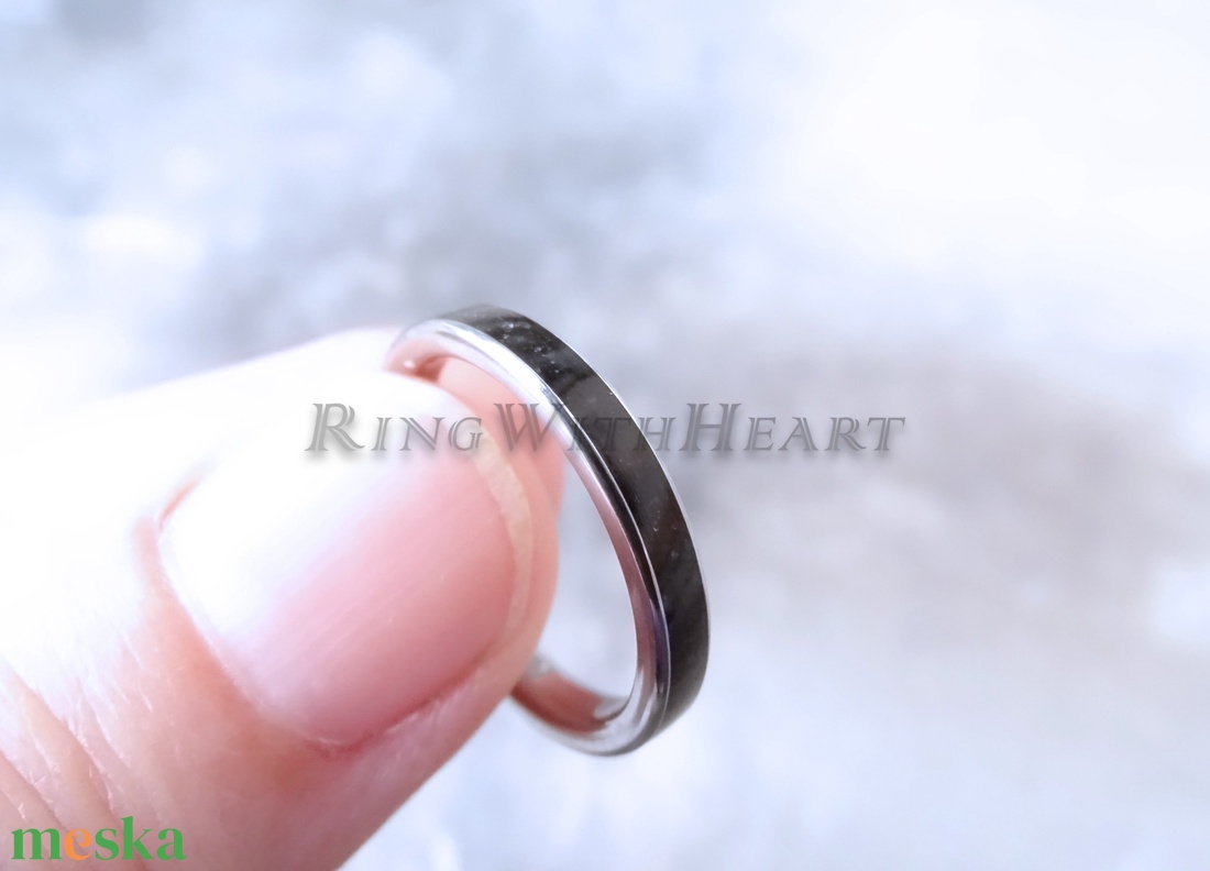 Titán vagy nemesacél gyűrű fekete turmalinnal, vékony turmalin gyűrű, jegygyűrű, eljegyzési gyűrű, fekete gyűrű - esküvő - ékszer - karikagyűrű - Meska.hu