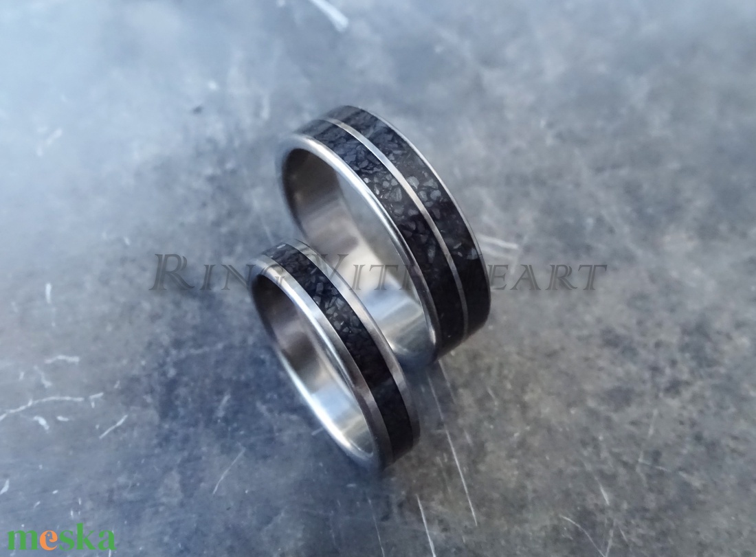 Titán vagy nemesacél gyűrűpár hematittal, hematit gyűrű, jegygyűrű, eljegyzési gyűrű, karikagyűrű - esküvő - ékszer - karikagyűrű - Meska.hu