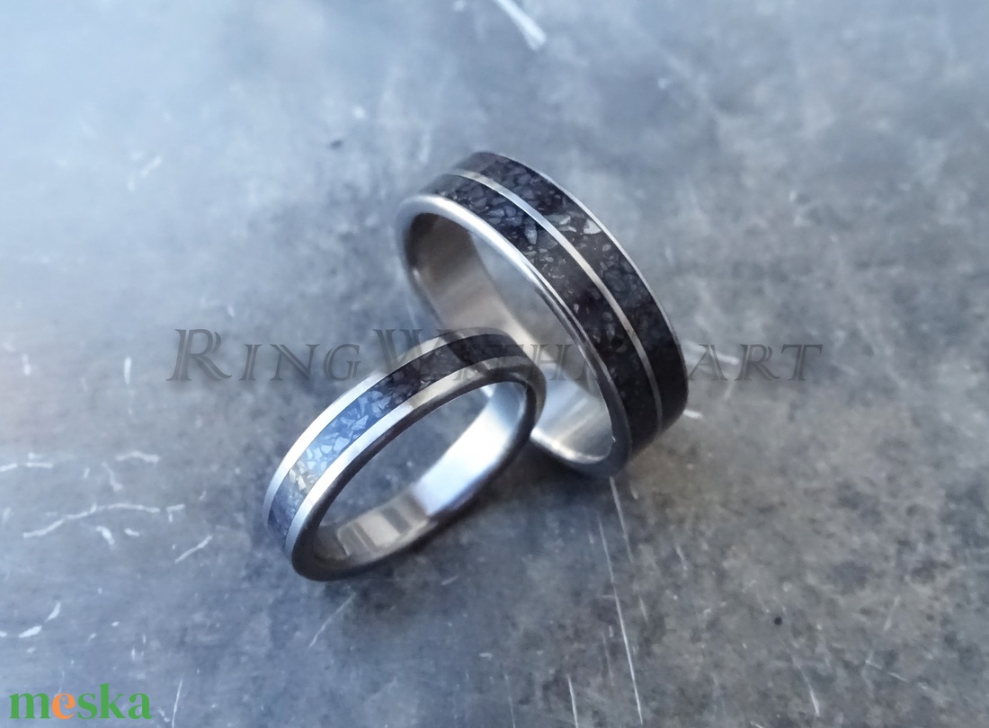 Titán vagy nemesacél gyűrűpár hematittal, hematit gyűrű, jegygyűrű, eljegyzési gyűrű, karikagyűrű - esküvő - ékszer - karikagyűrű - Meska.hu