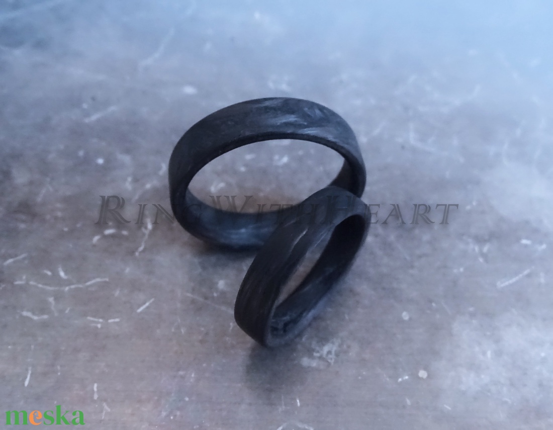 Kovácsolt karbon gyűrűpár, extra könnyű gyűrű, jegygyűrű, eljegyzési gyűrű, antiallergén gyűrű, fekete gyűrű - esküvő - ékszer - karikagyűrű - Meska.hu