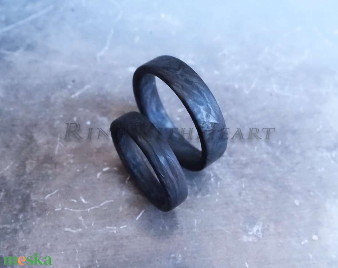 Kovácsolt karbon gyűrűpár, extra könnyű gyűrű, jegygyűrű, eljegyzési gyűrű, antiallergén gyűrű, fekete gyűrű - esküvő - ékszer - karikagyűrű - Meska.hu