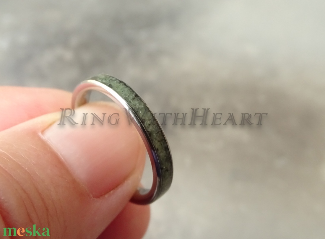 Titán vagy nemesacél gyűrű kanadai jádéval, vékony jade gyűrű, jegygyűrű, eljegyzési gyűrű - esküvő - ékszer - karikagyűrű - Meska.hu