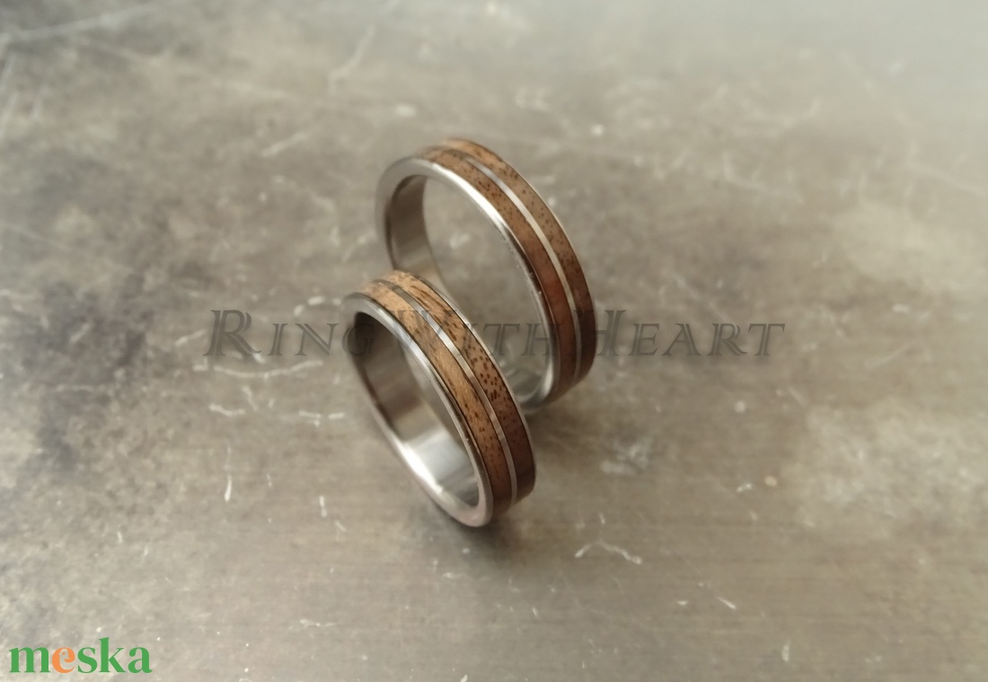 Titán vagy nemesacél gyűrűpár diófával, férfi karikagyűrű, jegygyűrű, eljegyzési gyűrű, diófa gyűrű - esküvő - ékszer - karikagyűrű - Meska.hu