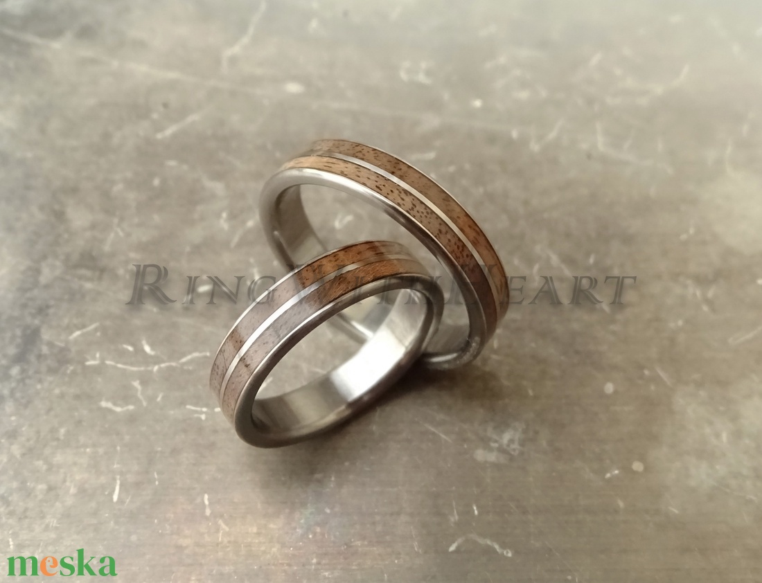 Titán vagy nemesacél gyűrűpár diófával, férfi karikagyűrű, jegygyűrű, eljegyzési gyűrű, diófa gyűrű - esküvő - ékszer - karikagyűrű - Meska.hu