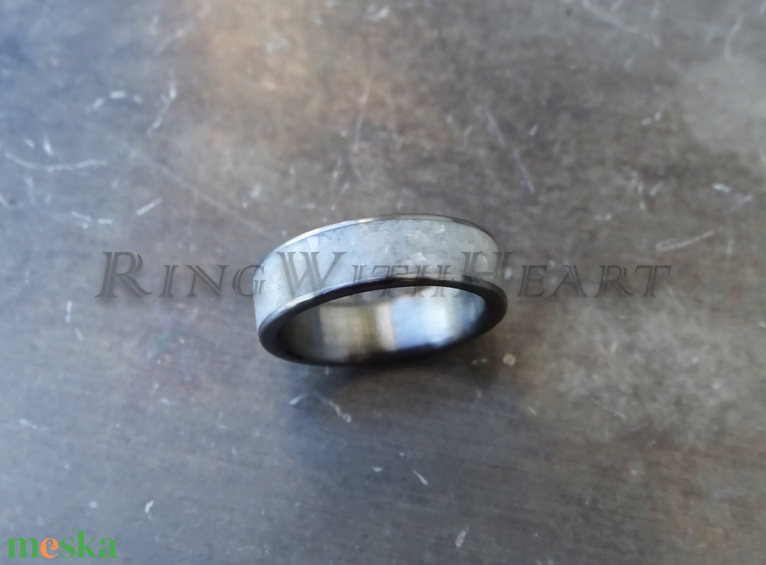 Titán vagy nemesacél gyűrű zúzott fehér gyöngyház berakással, jegygyűrű, eljegyzési gyűrű, kagylóhéj gyűrű - esküvő - ékszer - karikagyűrű - Meska.hu