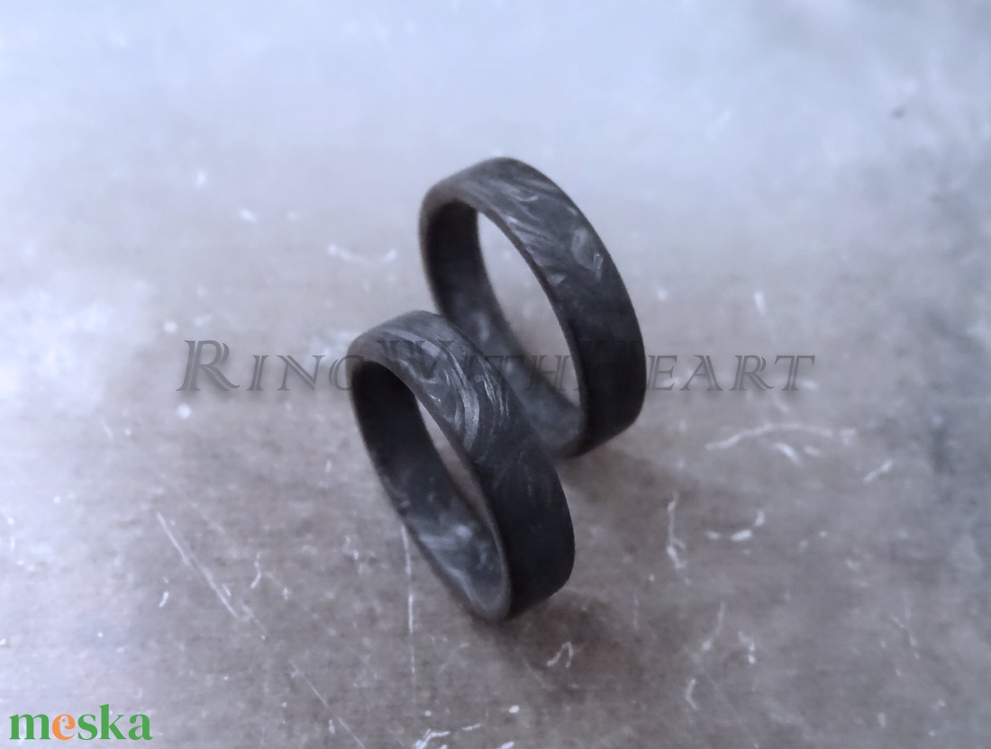 Kovácsolt karbon gyűrűpár, extra könnyű gyűrű, jegygyűrű, eljegyzési gyűrű, antiallergén gyűrű, fekete gyűrű - esküvő - ékszer - karikagyűrű - Meska.hu