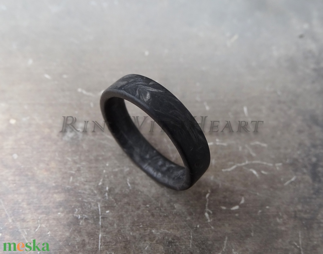 Kovácsolt karbon gyűrű, extra könnyű jegygyűrű, eljegyzési gyűrű, apák napja, antiallergén gyűrű, férfi fekete gyűrű - esküvő - ékszer - karikagyűrű - Meska.hu